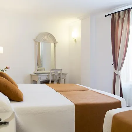 Отель Plaza Cavana 3*